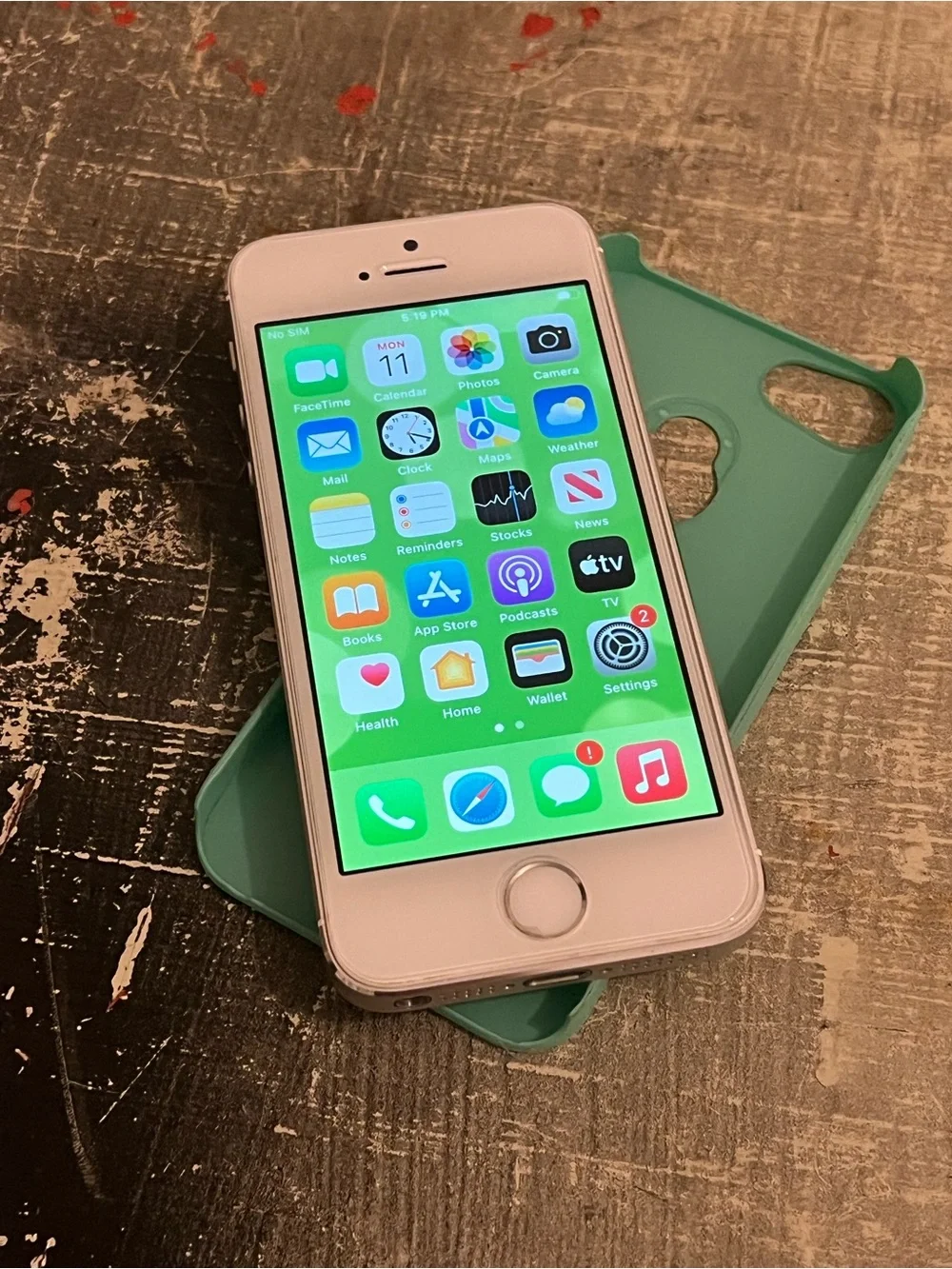 iPhone 5SE 32gb Factory Unlocked Custom Orange Mint Condition